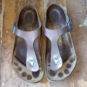 Birkenstock’s gizeh sandal